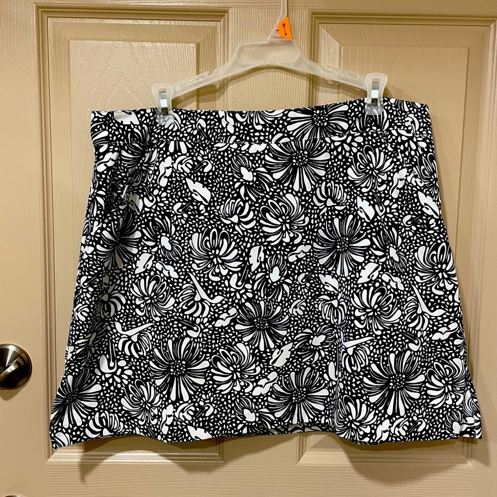 Coral Bay woman’s black golf skirt - SZ 16 P